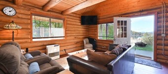 Knute’s Kozy Kabin - rustic charm/log cabin & modern comfort—dog/family friendly