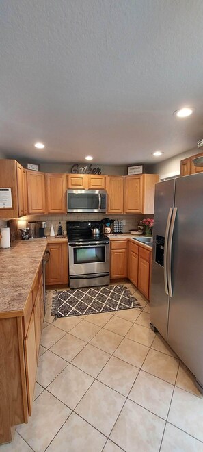 Fridge, microwave, oven, stovetop - Pet-Friendly 3BR Home w/Hot Tub, Large Fenced Back Yard -Boise (Boise)