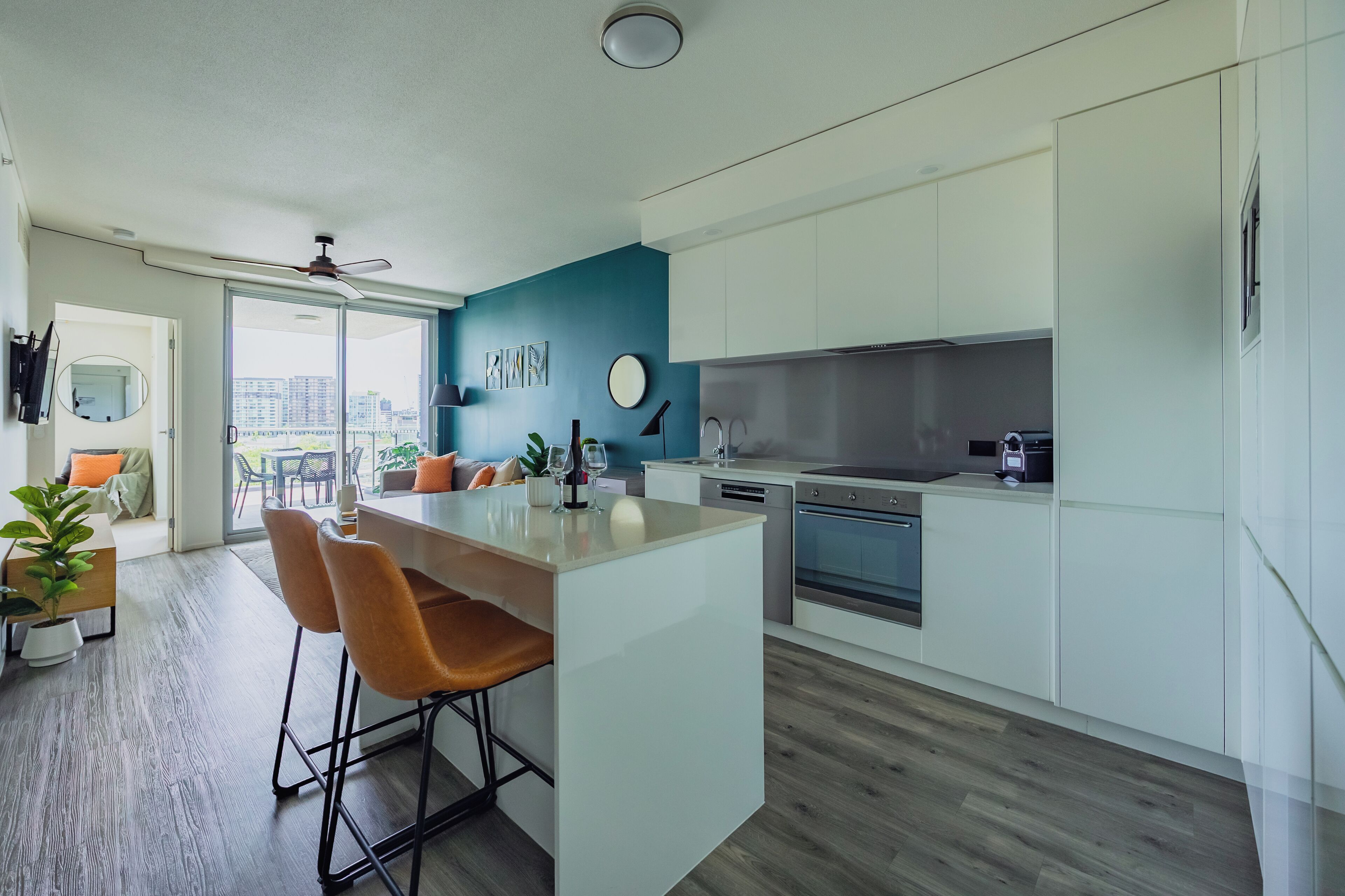 Een microgolfoven, een oven, een kookplaat, een vaatwasser