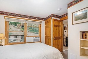 Tabla de planchar con plancha, wifi y ropa de cama 