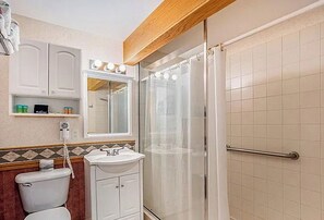 Regadera, secadora de cabello, toallas, jabón 