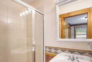 Shower, hair dryer, towels, soap - Sprague Mountain Condo #6247 (Estes Park)