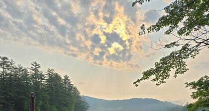 Mountain Chalet w/ Lake Access + Views, Fireplace Deck, Sleeps 8 Stoneham Me
