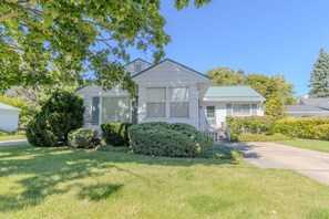 Exterior - Quaint home in Charlevoix - All About Town (Charlevoix)