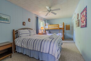 2 bedrooms, desk, iron/ironing board, free WiFi - Quaint home in Charlevoix - All About Town (Charlevoix)