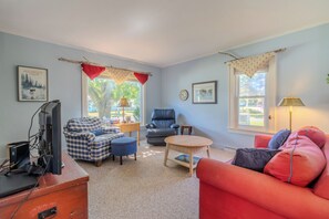 Smart TV, books - Quaint home in Charlevoix - All About Town (Charlevoix)
