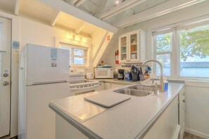 Køleskab, mikrobølgeovn, ovn, kogeplade