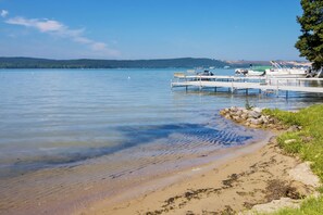 Une vue sur le lac, avec un quai, des bateaux et un ciel dégagé.