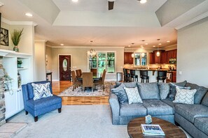 Smart TV, fireplace, DVD player, books - Spacious Private home for 14 at Blue Valley (Traverse City)