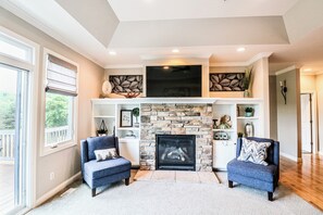 Smart TV, fireplace, DVD player, books - Spacious Private home for 14 at Blue Valley (Traverse City)
