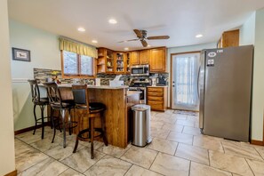 Fridge, microwave, oven, stovetop - Ideal Suttons Bay Retreat at Broadway Base Camp (Suttons Bay)