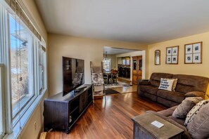 Smart TV, DVD player, books, video library - Ideal Suttons Bay Retreat at Broadway Base Camp (Suttons Bay)