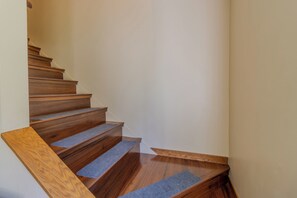 A wooden staircase with carpeted steps leading to a landing. - Ideal Suttons Bay Retreat at Broadway Base Camp (Suttons Bay)