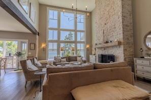 Älytelevisio, takka, DVD-soitin, kirjoja