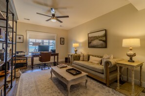 Smart TV, chimenea, reproductor de DVD y libros 