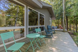 Outdoor dining - Crystal Views is the perfect Up North Escape (Glen Arbor)
