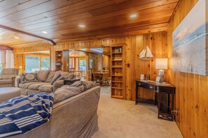 Smart TV, DVD player - Comfortable Home on Lake Leelanau - Four Feathers (Cedar)