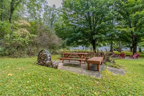 Outdoor dining - Firefly Cottage, Peace Between Glen Arbor & Empire (Empire Twp)