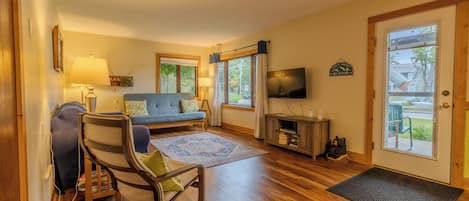 Smart-TV, DVD-Player, BĂŒcher, Videothek