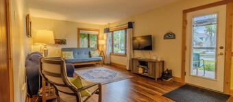 Firefly Cottage, Peace Between Glen Arbor & Empire