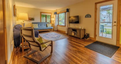 Firefly Cottage, Peace Between Glen Arbor & Empire