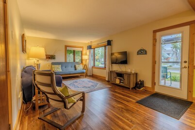 Firefly Cottage, Peace Between Glen Arbor & Empire