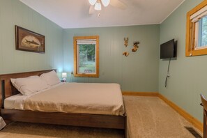 3 bedrooms, WiFi, bed sheets - Firefly Cottage, Peace Between Glen Arbor & Empire (Empire Twp)