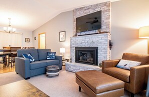 Una Smart TV, una chimenea, libros
