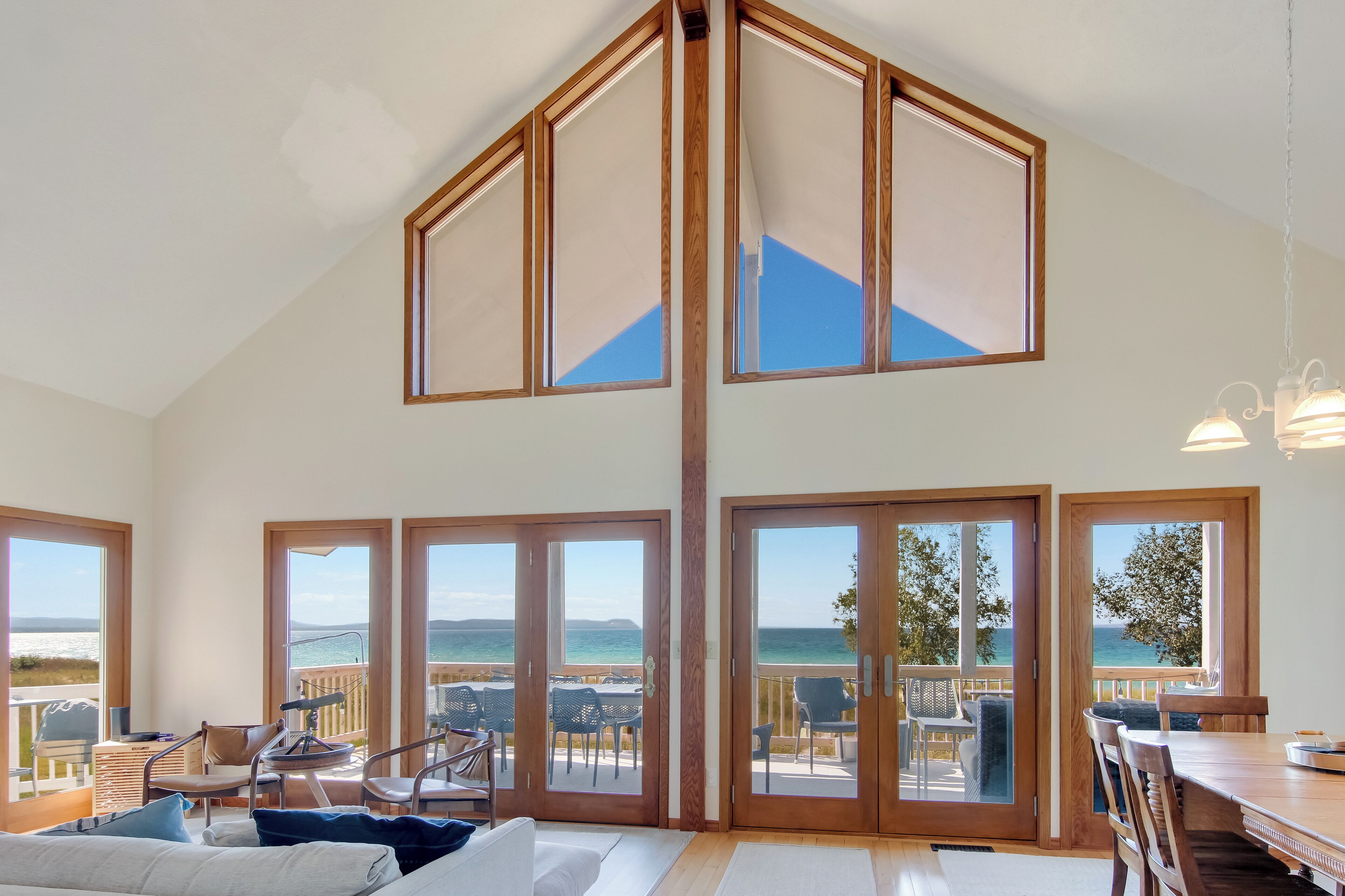 Smart TV, books, stereo