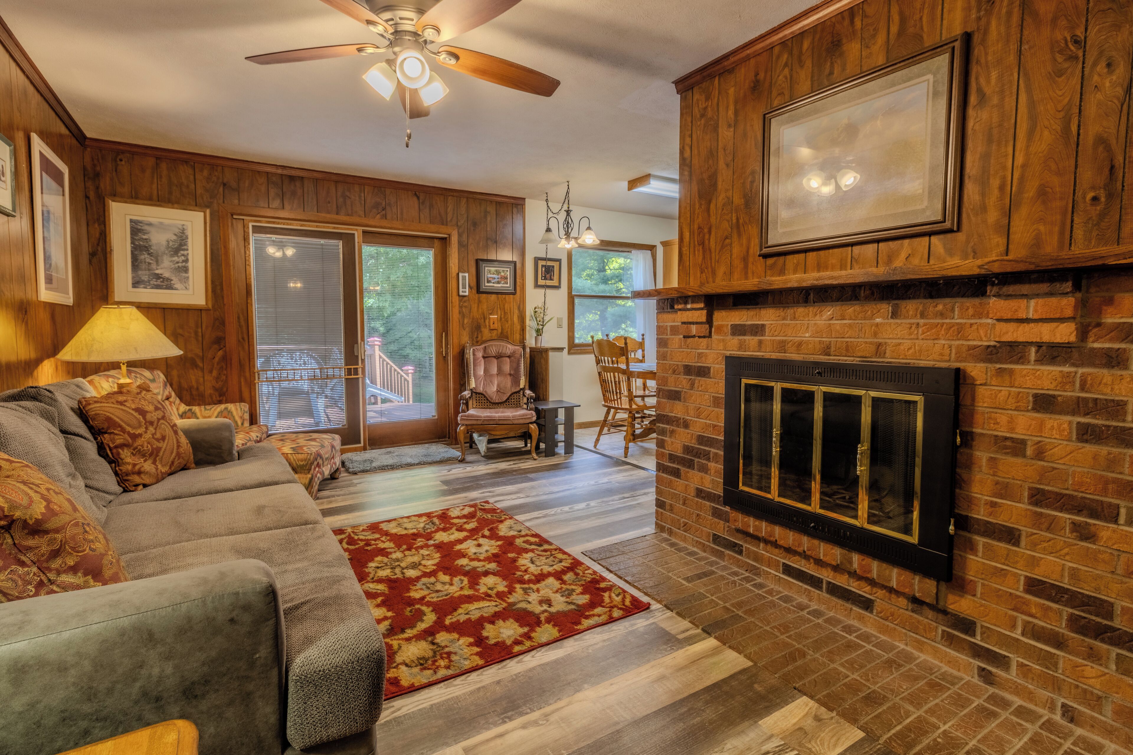 Smart-TV, fotballspill, bordtennis og bøker