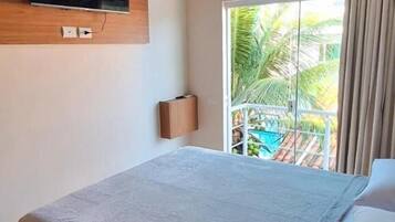 Apartemen Comfort, balkon, pemandangan halaman | Tirai kedap cahaya, setrika/meja setrika, dan Wi-Fi gratis