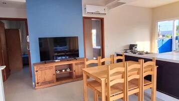 Apartamento conforto, sacada, vista para o pátio | Opções para refeição