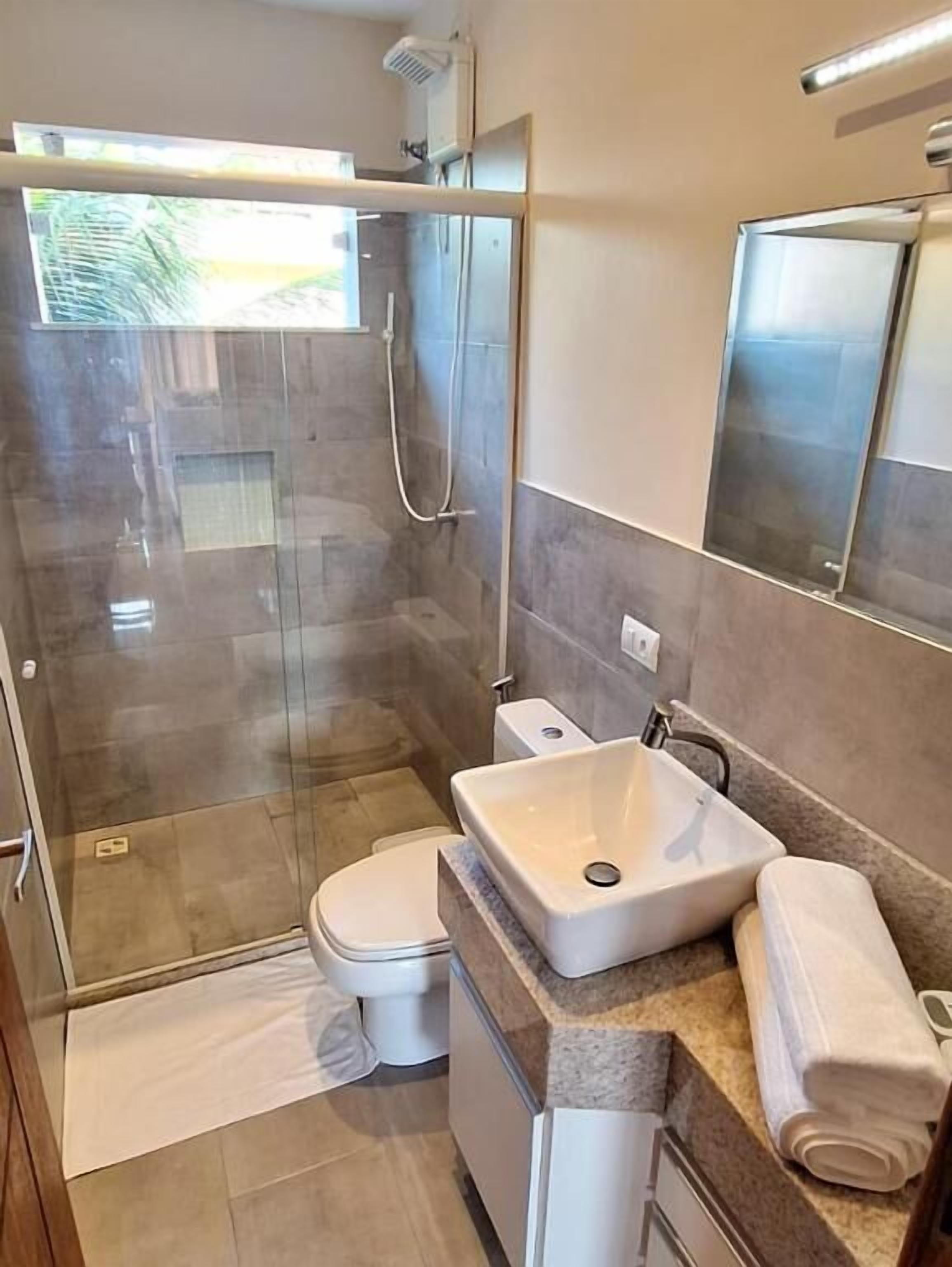 Comfort-lejlighed - balkon - udsigt til gårdsplads | Badeværelse | Bruser, gratis toiletartikler, hårtørrer, håndklæder