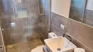 Comfort-lejlighed - balkon - udsigt til gårdsplads | Badeværelse | Bruser, gratis toiletartikler, hårtørrer, håndklæder