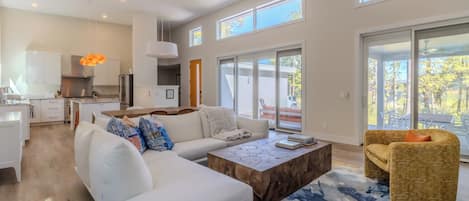 Smart TV, chimenea, libros y estéreo