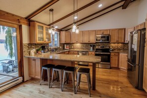 Een koelkast, een magnetron, een oven, een kookplaat