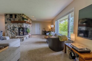 Smart TV, livros, biblioteca musical, aparelho de som