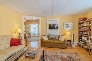 TV connectée, lecteur de DVD, baby-foot, livres