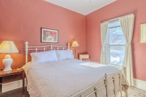 Desk, iron/ironing board, WiFi, bed sheets