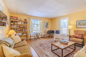 TV connectée, lecteur de DVD, baby-foot, livres