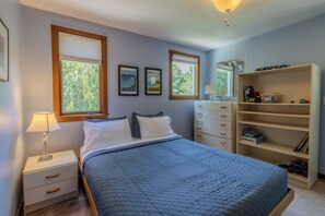 Desk, iron/ironing board, WiFi, bed sheets