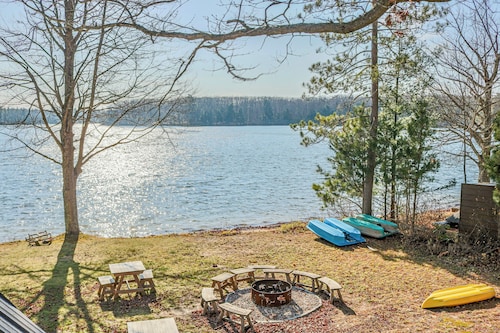 Lovely 6BR 6.5BA on all-sports Lake in Interlochen