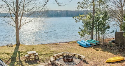 Lovely 6BR 6.5BA on all-sports Lake in Interlochen