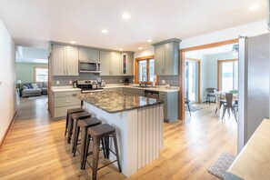 Kylskåp, mikrovågsugn, ugn och spishäll