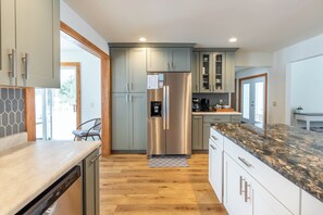 Kylskåp, mikrovågsugn, ugn och spishäll