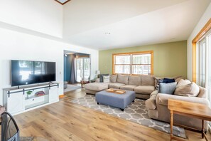 Smart TV, fireplace, table football - Lovely 6BR 6.5BA on all-sports Lake in Interlochen (Interlochen)