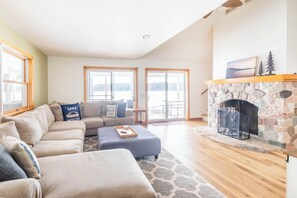 Smart-tv, eldstad och bordsfotboll