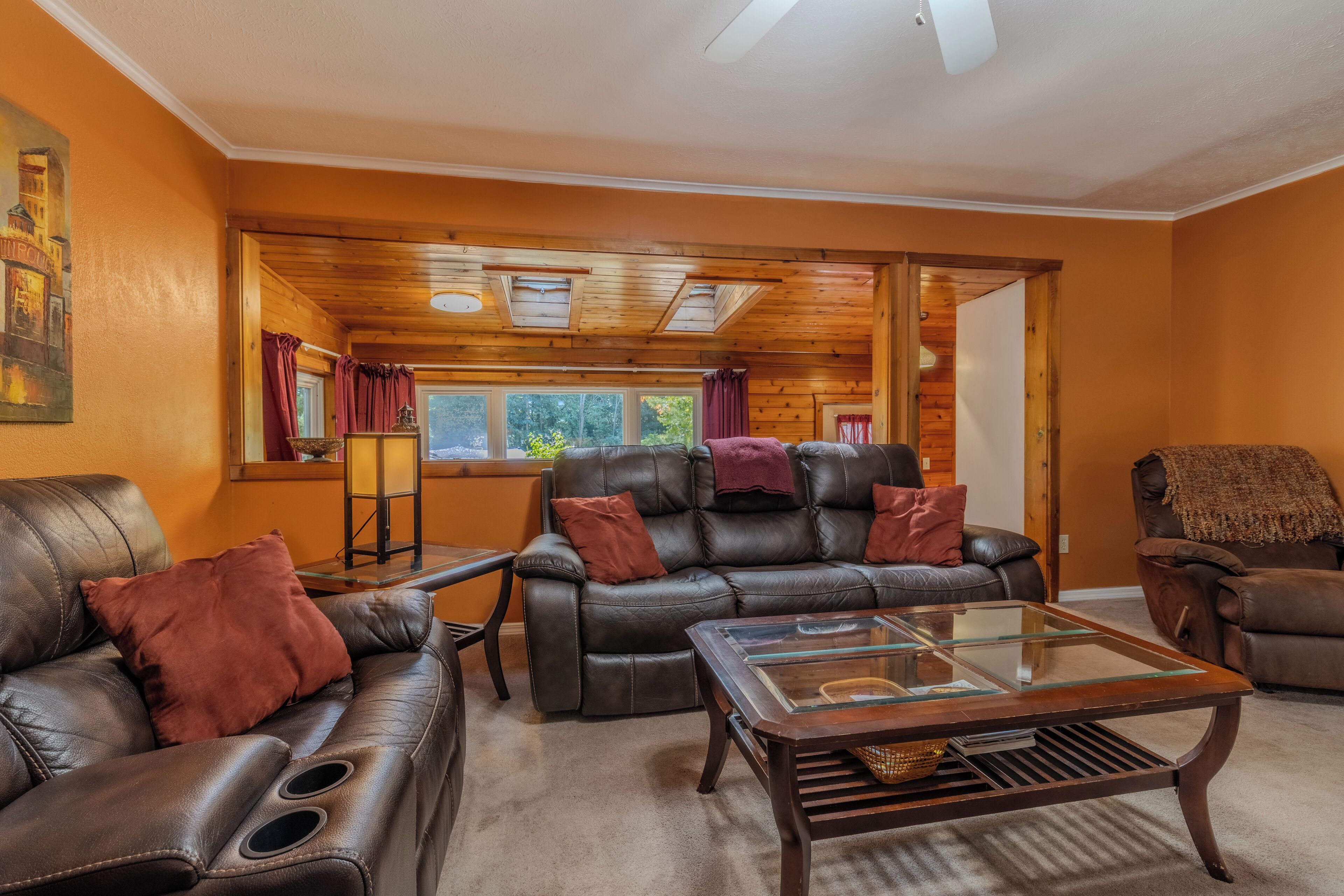 スマートテレビ、DVD プレーヤー、卓球台、書庫