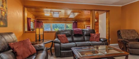 Smart-TV, DVD-spiller, bordtennis og bøker