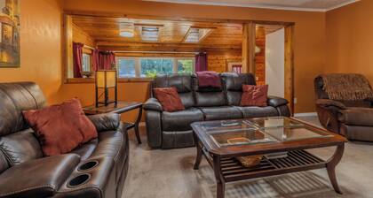 Halcyon House - Nearly waterfront at Long Lake!
